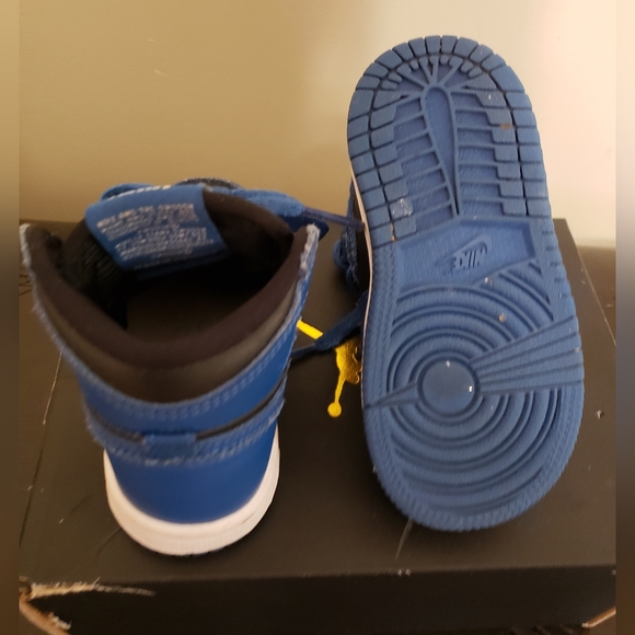 Nike Toddler Sneakers - Picture 2 of 4